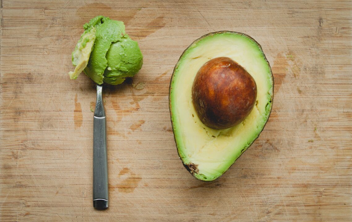 Авокадото е включено в менюто на кето диетата поради високото си съдържание на растителни мазнини и протеини. 