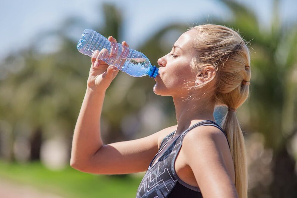 Пиенето на достатъчно вода за борба със затлъстяването